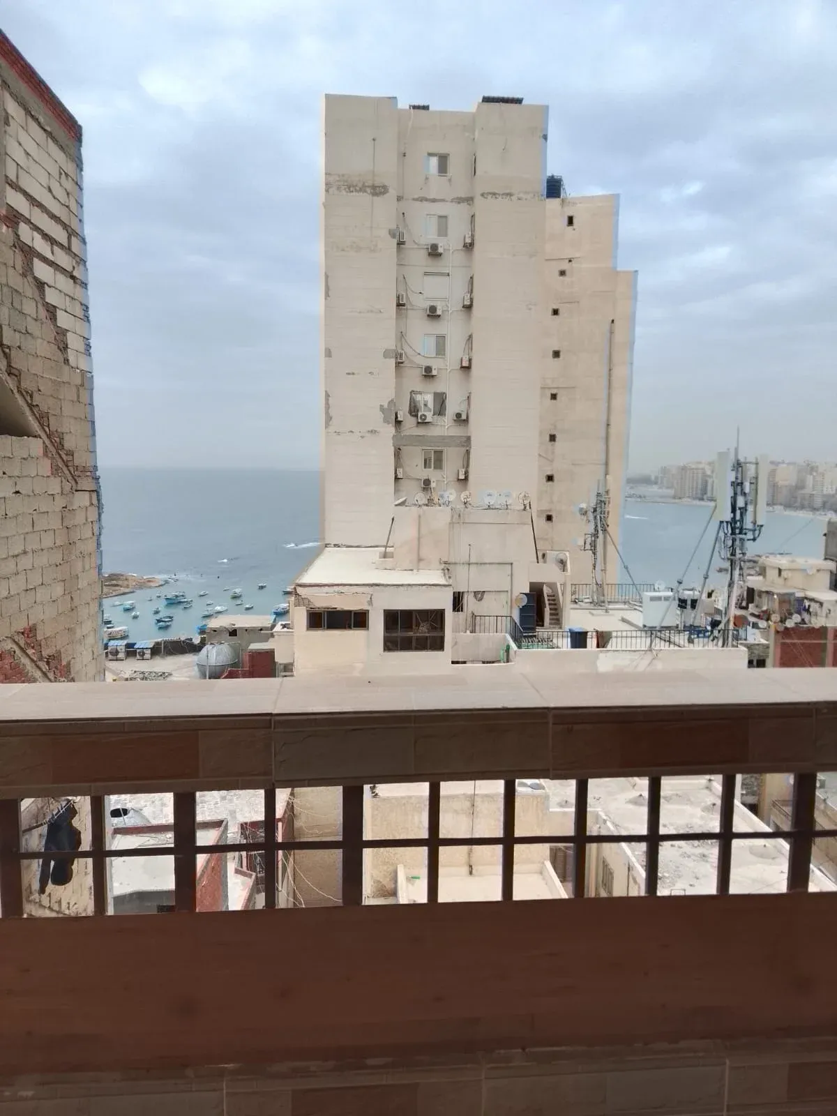 شقه فاخره تصلح للسكن و الاستثمار ميمي تري البحر - Image 1