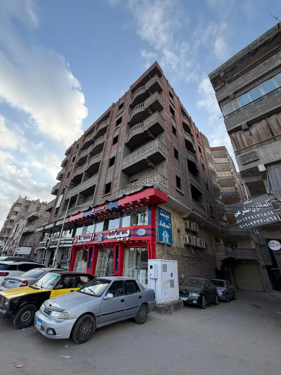 مبنى كامل للإيجار يصلح لكل الأنشطة على طريق رئيسي بالعجمي 🔥