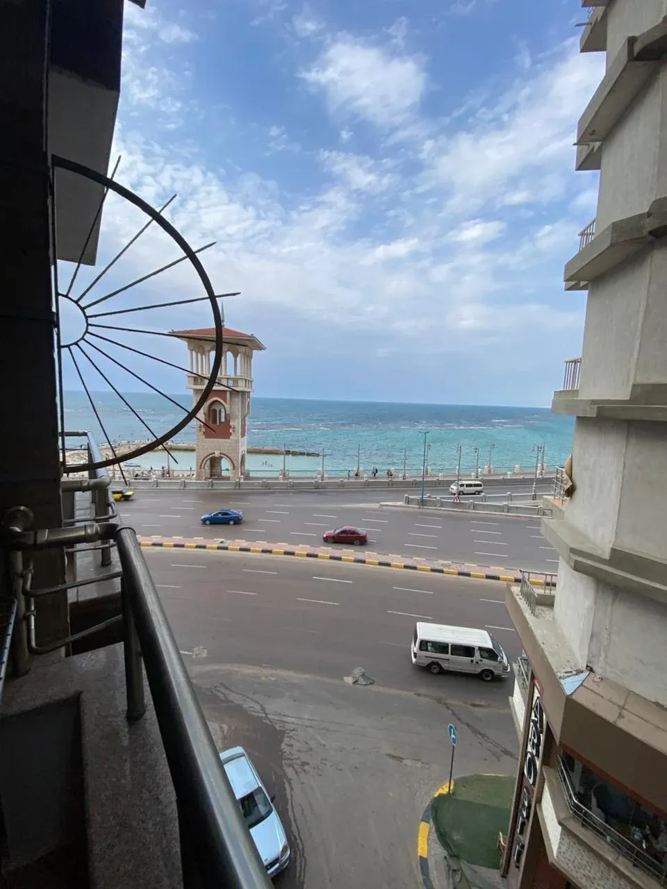 شقه فاخر للايجار اليومي علي البحر مباشر - Image 1