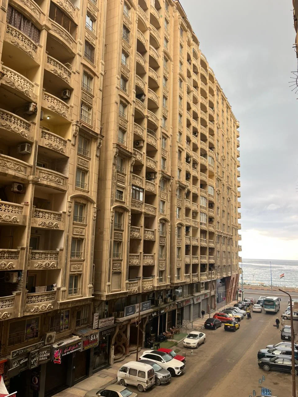 شقة كود 141 للبيع في ميامي – شارع أطلس – 3 – ثالث عمارة من البحر - Image 1