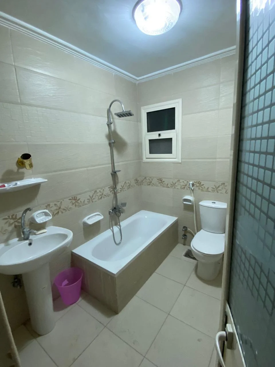 شقة كود 169  130م للبيع في العصافرة – 2 نمرة من البحر – مفروشة بالكامل – برج زمزم - Image 1