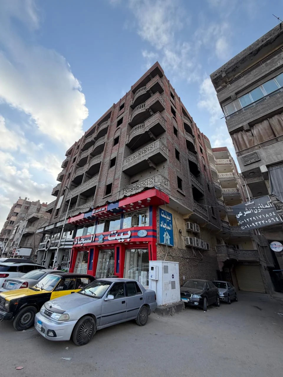 مبنى كامل للإيجار يصلح لكل الأنشطة على طريق رئيسي بالعجمي 🔥